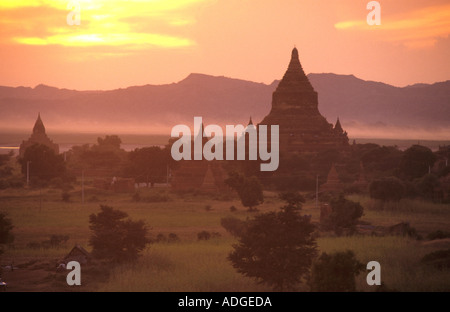 Début de coucher de soleil sur la plaine de Pagan Birmanie Myanmar Banque D'Images