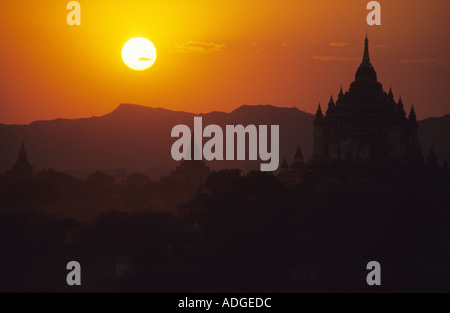 La fin de coucher de soleil sur la plaine de Pagan Birmanie Myanmar Banque D'Images