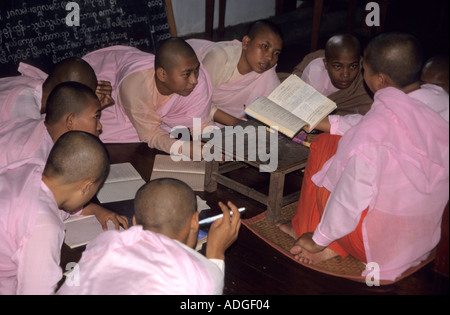 Les jeunes moniales birmanes dans une salle de classe à l'écoute de leur enseignant une leçon de lecture,la Birmanie/Myanmar. Banque D'Images