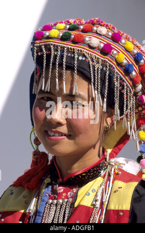 Portrait d'une jeune femme à une tribu Kachin Manao (festival) dans le Nord de la Birmanie/Myanmar, portant des costumes traditionnels et bijoux, Banque D'Images