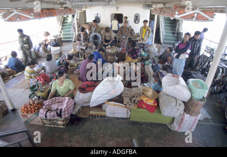 Les Passagers entassés Express Ferry Boat sur le Fleuve Irrawaddy en Birmanie Myanmar ,pour la plupart des passagers dorment sur le pont Banque D'Images