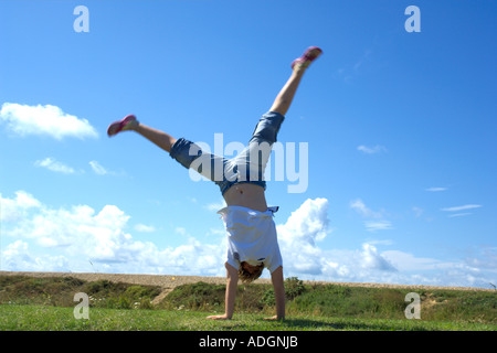 Girl doing cartwheel Banque D'Images