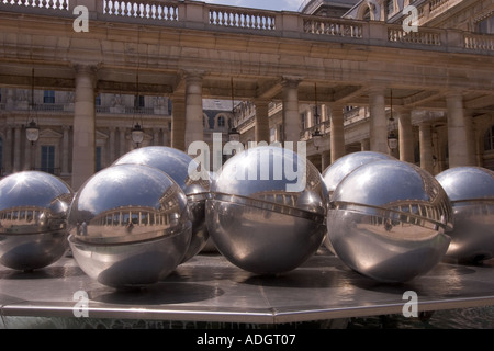 Sculpture dans le Jardin du Palais Royal Paris Banque D'Images