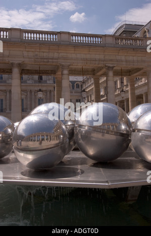 Sculpture dans le Jardin du Palais Royal Paris Banque D'Images