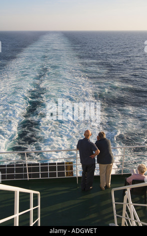 Les gens sur l'arrière du pont d'un navire avec le service s'étend à l'horizon Banque D'Images