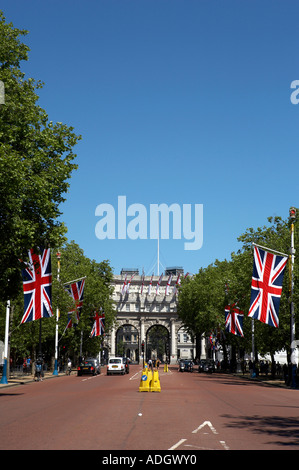 Vue vers le bas le centre commercial vers l'Admiralty Arch London England uk europe Banque D'Images