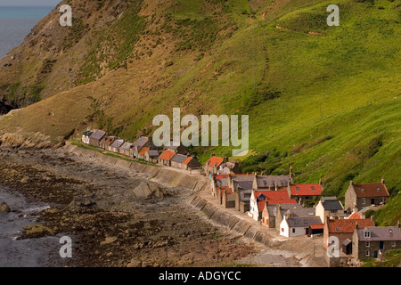 Regardant vers le bas sur les toits de maisons rurales écossais & à la mer village côtier à la baie Gamrie, Crovie, Banff, Banffshire, Aberdeenshire, Scotland UK Banque D'Images