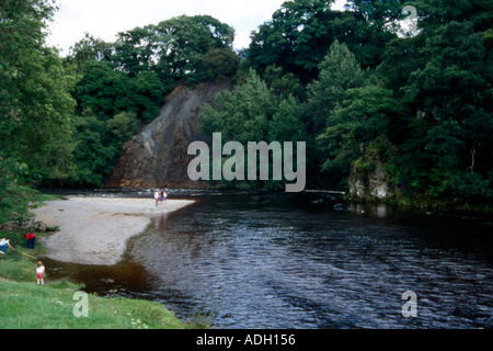 River cliff et glisser de pente sur un méandre de la rivière Wharfe près de Bolton Prieuré North Yorkshire Banque D'Images