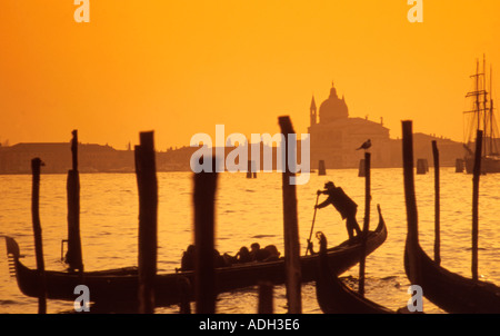 Italie Venise Riva degli Schiavoni Canale Grande Riva degli Schiavoni Gondola pier sunset de l'église Santa Maria della Salute Banque D'Images