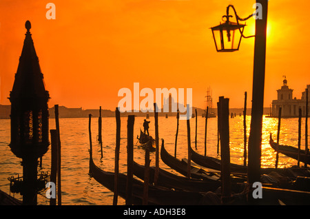 Italie Venise Riva degli Schiavoni Canale Grande Riva degli Schiavoni Gondola pier Banque D'Images