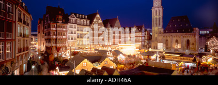 Des stalles en bois du marché de noël de Francfort de Roemer Square panorama Banque D'Images