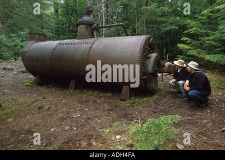 Les randonneurs Voir l'Artefact sur Piste Chilkoot Trail SE Alaska Banque D'Images