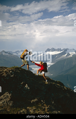 Randonneurs sur Alpine Ridge est Douglas SE AK de l'été Banque D'Images