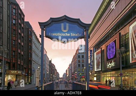 Allemagne Berlin Friedrichstrasse signe métro Berlin Mitte coucher du soleil Banque D'Images