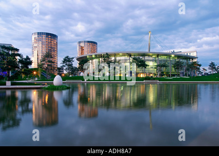 L'Autostadt Wolfsburg Allemagne voiture Ville de Volkswagen AG twighlight Banque D'Images