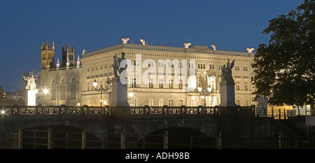 Château de Berlin avec des sculptures du pont par l'architecte Schinkel sous les tilleuls Bertelsmann AG crépuscule de l'administration centrale Banque D'Images