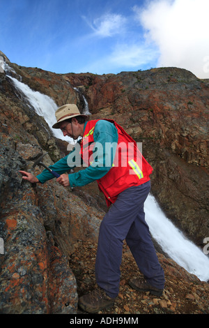 Géologue sur le terrain de la Baie d'Hudson Smithers Mountain en Colombie-Britannique Banque D'Images