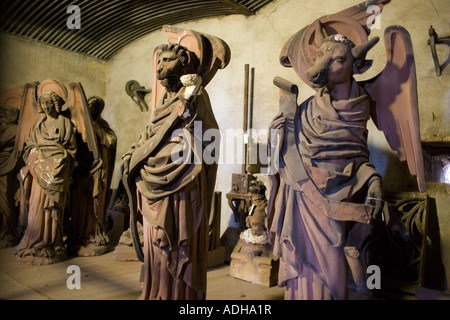 Statues originales retirées de cathédrale dans le lapidarium barrage Vauban barrage intérieur, Strasbourg, Alsace, France, Europe Banque D'Images