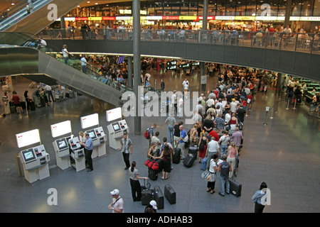 Suisse Zurich Airport Terminal C vérifier dans des personnes Banque D'Images