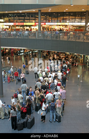 Suisse Zurich Airport Terminal C vérifier dans des personnes Banque D'Images