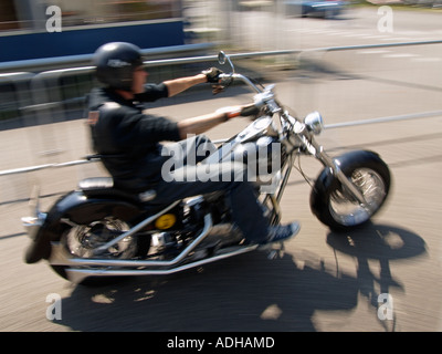 Motion image floue de Harley Davidson rider Breda Pays-Bas biker vitesse fun liberté rêve d'enfance les jouets Banque D'Images