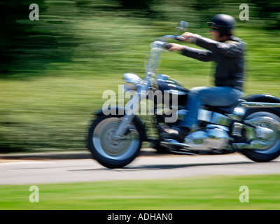 Motion image floue de déménagement Harley Davidson avec un fond vert Breda Pays-Bas liberté plaisir vitesse Banque D'Images