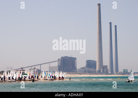 Stock Photo de voiliers sur la plage israélienne avec Orot Rabin Electric Power Station de lampe en arrière-plan Banque D'Images