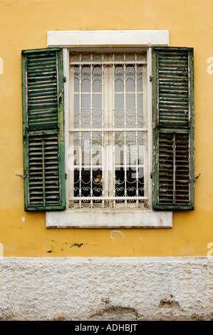 Ancienne unshuttered shabby texture de Fenêtre Volets roulants Banque D'Images