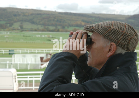 Homme qui regarde les courses de chevaux Banque D'Images