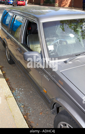 Volvo car avec pare-brise fracassé et brisé la fenêtre de la porte du conducteur du verre brisé sur le trottoir Banque D'Images