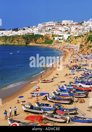 Les bateaux de pêche et pêcheurs sur la plage d'Albufeira en Algarve Banque D'Images