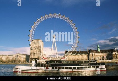 BA London Eye vu par beau temps avec ciel bleu sur les bords de la rivière Thames, London, UK Banque D'Images