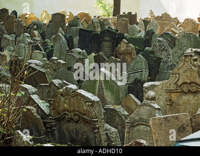 Vieux cimetière juif dans le quartier juif de Prague Banque D'Images