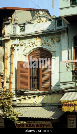 Vieux bâtiment de style colonial français en façade Nguyen Khuyen Street, Dong Da, Hanoi, Viet Nam Banque D'Images