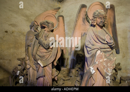 Statues originales retirées de cathédrale dans le lapidarium barrage Vauban barrage intérieur, Strasbourg, Alsace, France Banque D'Images