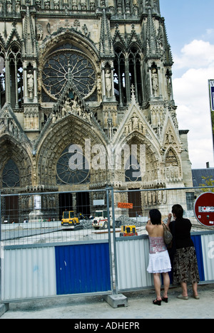 Reims France, personnes regardant les monuments religieux 'Cathédrale notre Dame' Architecture gothique, vue de face avec site de construction de Plaza Banque D'Images