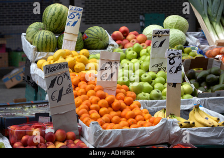 Différents fruits sur étal de fruits avec des signes en anglais et avec les prix en euro au marché plein air dublin Banque D'Images