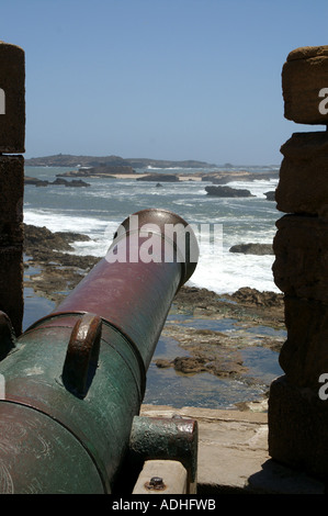 Cannon dans remparts remparts défensifs Essaouira Maroc Banque D'Images