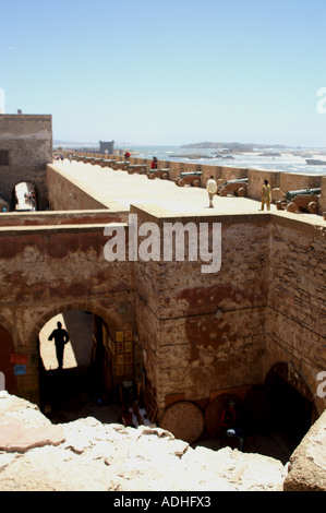 Cannon dans remparts remparts défensifs Essaouira Maroc Banque D'Images