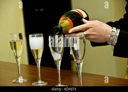 Reims France, Champagne Company 'G.H Mumm Cie' Guide touristique verser une bouteille de champagne dans des verres au Bar, Dégustation Drinking, BarTender france Banque D'Images