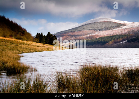 Avis de Tor Y Foel de Talybont Réservoir en hiver, le parc national de Brecon Beacons, Pays de Galles, Royaume-Uni. Banque D'Images