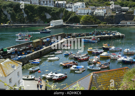 Bateaux amarrés dans le port intérieur Mevagissy Cornwall UK Banque D'Images