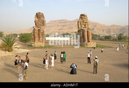 Les colosses de Memnon (appellent les gens comme el-Colossat ou es-Salamat) sont deux énormes statues de pierre du pharaon Aménophis III Banque D'Images