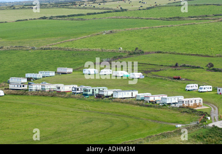 Vue sur maison de vacances camping site sur les terres agricoles à l'ouest du pays de Galles Pembrokeshire Mwnt UK Banque D'Images