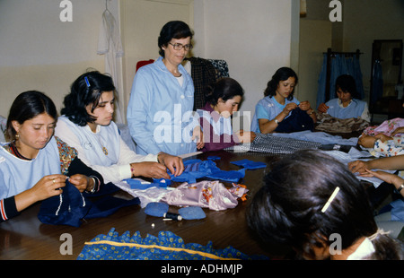 Cisjordanie Israël aide les jeunes femmes chrétiennes la couture Banque D'Images