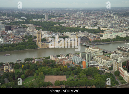 Vue aérienne des Chambres du Parlement et de Whitehall à la recherche sur la Tamise et St Thomas' Hospital à Londres Banque D'Images