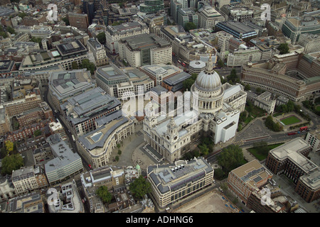 Vue aérienne de la Cathédrale St Paul et Paternoster Square à Londres Banque D'Images