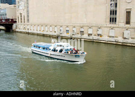 Chicago River Tour Boat & Civic Opera Building Banque D'Images