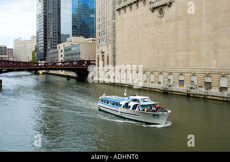 La rivière Chicago visite architecturale croisières passé l'Opéra de Chicago. Banque D'Images