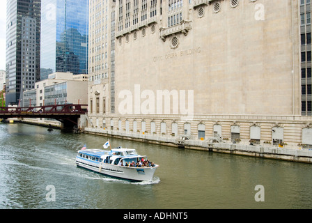 Chicago River Tour passant Chicago Civic Opera House. Banque D'Images